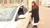 姑娘路边偷车，不料遇上智能导航，答对题才能得到车钥匙