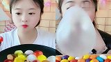 美女直播吃鸡蛋果冻、童年泡泡糖,各种口味任意选,我向往的生活