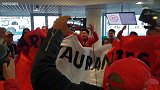 来自拉美的歌声！秘鲁球迷抵达俄罗斯机场狂欢