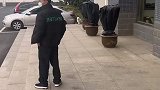 流浪小狐狸投奔看守所1年胖成球，当初闻到菜香就来了