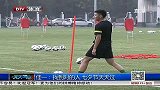 中超-13赛季-女球迷围堵张呈栋 邵佳一：天天过七夕-新闻