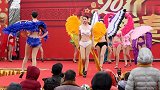 庙会上演雨中“维秘”秀游客撑伞围观