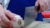 这样拍蒜头方便实用速度又快，网友：切下来那块够我吃一年的！