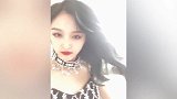 小仙女来喽！吴宣仪穿黑色吊带短裙，手拿魔法棒嘟嘴卖萌超可爱