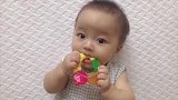 小宝宝长牙拿着玩具一直啃，长得好漂亮啊！