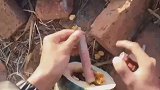 玩鞭炮就得这样玩，放在瓜里给轰出去