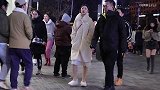 街拍：长筒靴小皮裤的小姐姐，零下六度这样穿搭冷不冷？