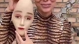老阿姨化妆去参加儿子的家长会，老师还以为是孩子的姐姐
