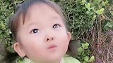 两岁妹妹在路边等哥哥，妈妈要回家，妹妹突然唱世上只有哥哥好