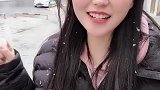 这位小姐姐真漂亮，站在大雪纷飞的街道上，非常的扎眼！