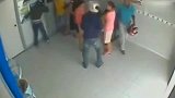 为了保命，女子只好躺地上，接下来一幕无语了