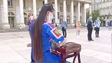 民族的就是世界的，见美女弹古筝，旁边法国情侣竟忘记了约会！