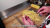老猫今天烤玉米，一粒粒穿起来很入味，配上一碗牛肉面，过瘾