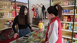 超市老板娘找零不找零钱只找棒棒糖，小伙机智拿糖付账