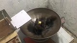 老鼠跑到旋转的油锅里吃玉米，没吃到玉米，先被转晕了