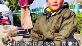 小男孩帮父母摆摊卖货，减轻父母压力，从小就知道帮父母分担