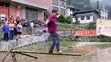 这是哪个地方的风俗，看着就很好玩