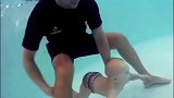 这位爸爸带宝宝玩潜水，宝宝的表现真是太棒了