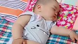 一进门就看到这一幕，这小子的睡姿简直太妖娆，咱也不敢问！