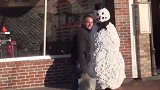 国外雪人恶作剧，伪装成雪人恶搞路人，路人纷纷大喊大叫