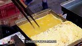 小哥用火直烧蛋卷，再挖2勺“飞鱼卵”，吃过都会爱上它！