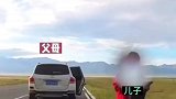 男孩还没坐上车，家长就开车走了