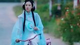 原来穿上古装也可以这么美，女子穿古装骑三轮车