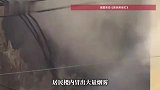 上海一小区突发火灾冒出大量烟雾，有老人从二楼跳下后受伤送医