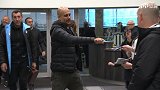 来喽！瓜帅率领蓝月众将抵达球场 丁丁斯特林人气高忙签名