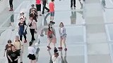 玻璃桥上偶遇俩美女拍视频