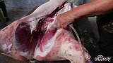 山东小伙烤全猪，四米深火炉一次下两头，旺季一天30头也不够卖