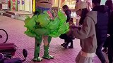 女子和青蛙比跳舞，这次应该是青蛙赢了