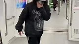 男子在车厢内跳街舞，起跳撞上横杆倒地