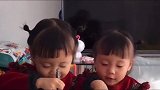 双胞胎姐妹第一次喝蜂蜜水，姐姐的这个反应真是太搞笑了