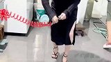 妹子长点心吧，这鱼可活不了