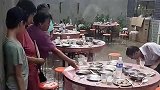 农村吃酒席突然下起大雨，大妈连随礼钱都吃不回来了