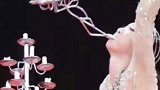 不会被滚烫的蜡油和沉重的烛台打倒，循着光照的方向前行，被杂技人整破防了