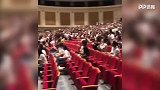 朱婷现身话剧场被认出后鞠躬致意 全场观众起立欢呼