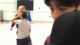 陈立农来机场乖巧呆萌真是招人喜欢呢
