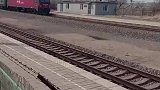 呼啸而过的火车，农村生活