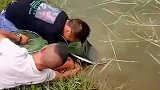 这条鱼一旦跑了，俩人非得打起来不可