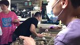 表妹来家了，阿远准备的羊肉串和生蚝扇贝，表妹：今天把我吃撑了
