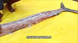 印度大哥处理巨型“旗鱼”，切块放锅里乱炖，一上桌就抢光了！
