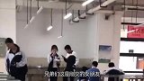 爆笑：银行柜台小姐姐上班还能跳舞，想必后台硬吧