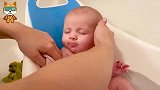 妈妈帮宝宝洗澡，不料宝宝边洗澡边睡觉，接下来的一幕看完不许笑