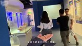 欧阳娜娜跟随老师做实验，尝试未知领域，好学又爱动脑