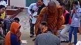 泰国70多岁高僧赤脚徒步千里传递福音。泰国