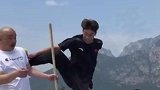老师教孩子们踹棍，最后这脚孩子多少有点私人恩怨