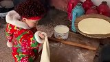 奶奶在摊饼，小孙子出手帮忙，原谅我没忍住笑了