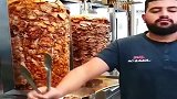 美国纽约的意大利式烤肉，为了提高效率，削肉都用电了！